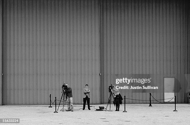 Television crews film the departure of Democratic presidential candidate U.S. Senator John Kerry October 21, 2004 in Youngstown, Ohio.