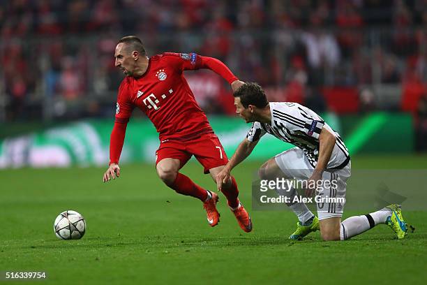 Franck Ribery of Muenchen eludes Stephan Lichtsteiner of Juventus during the UEFA Champions League Round of 16 Second Leg match between FC Bayern...