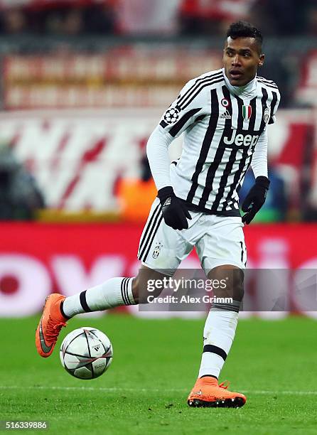 Alex Sandro of Juventus controles the ball during the UEFA Champions League Round of 16 Second Leg match between FC Bayern Muenchen and Juventus at...
