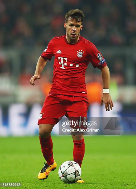 Juan Bernat of Muenchen controles the ball during the UEFA Champions League Round of 16 Second Leg match between FC Bayern Muenchen and Juventus at...