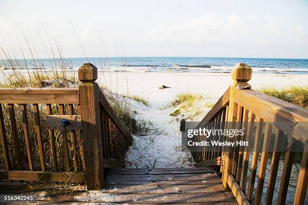 gulf coast white sandy beaches - gulf shores alabama stock-fotos und bilder