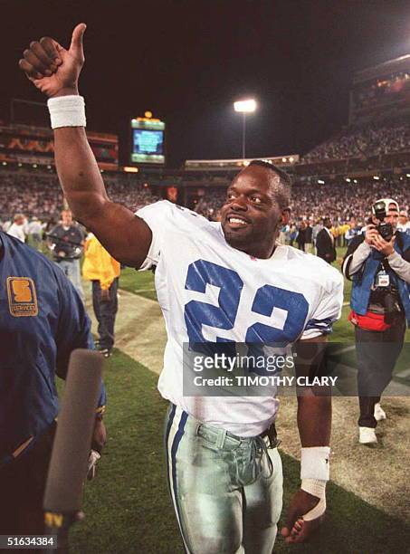 Dallas Cowboys running back Emmitt Smith gives a thumbs up to the crowd as he leaves the field at Sun Devil Stadium in Tempe, Arizona after the...
