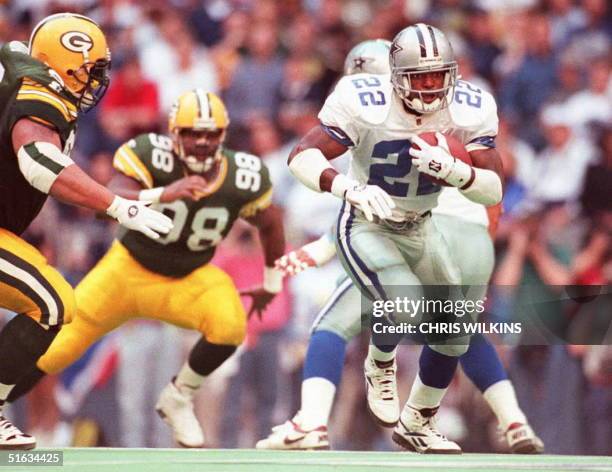 Dallas Cowboys running back Emmitt Smith breaks through the Green Bay Packers defensive line during the NFC Championship Game in Irving, Texas 14...