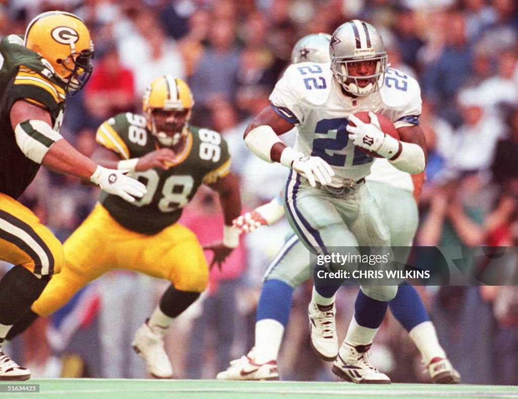 Dallas Cowboys running back Emmitt Smith (R) break