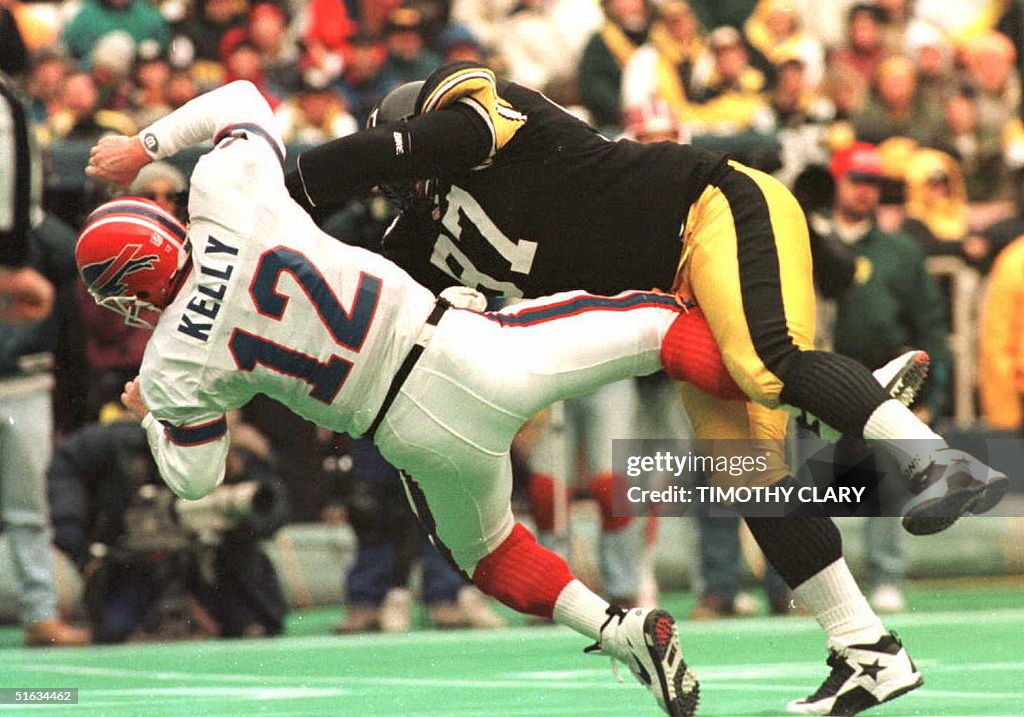 Pittsburgh Steelers defensive end Ray Seals (R) hi