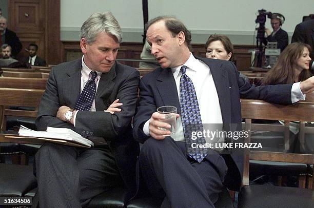 Abbe Lowell, Minority chief investigative counsel, talks with Gregory Craig, special counsel to US President Bill Clinton 10 December before Lowell...