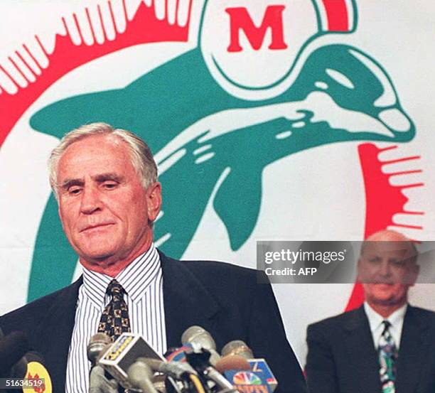 Miami Dolphins head coach Don Shula announces his retirement 05 January as team owner Wayne Huizenga looks on at the team's training facility in...