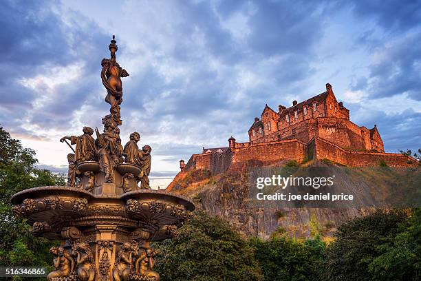 sunset at edinburgh castle and fountain, scotland - castelo de edimburgo - fotografias e filmes do acervo