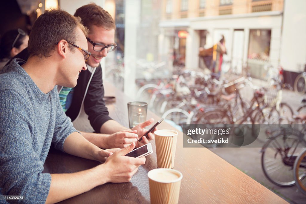 Amigos no café.