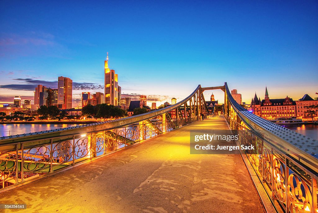 Skyline von Frankfurt und Eiserner Steg (Iron Bridge)