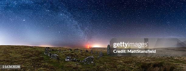 tor de pedra linha-dartmoor - stone circle - fotografias e filmes do acervo