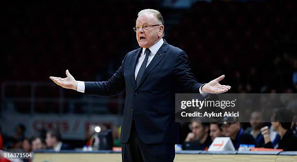 Dusan Ivkovic, Head Coach of Anadolu Efes Istanbul reacts during the 2015-2016 Turkish Airlines Euroleague Basketball Top 16 Round 11 game between...