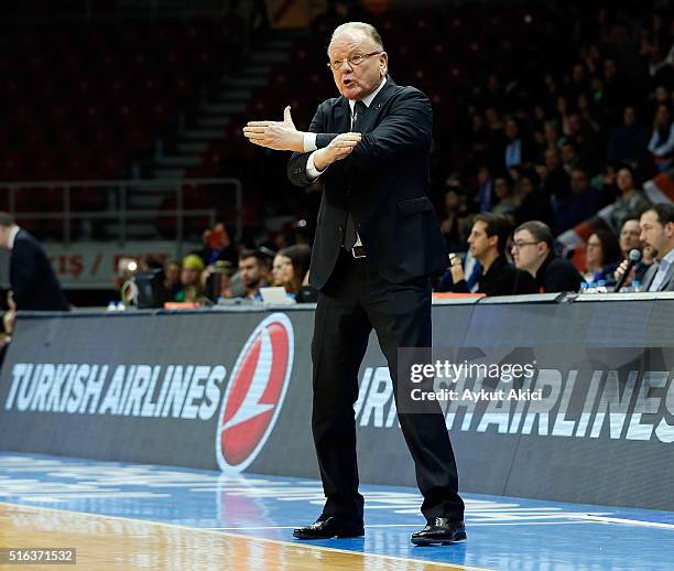 Dusan Ivkovic, Head Coach of Anadolu Efes Istanbul reacts during the 2015-2016 Turkish Airlines Euroleague Basketball Top 16 Round 11 game between...