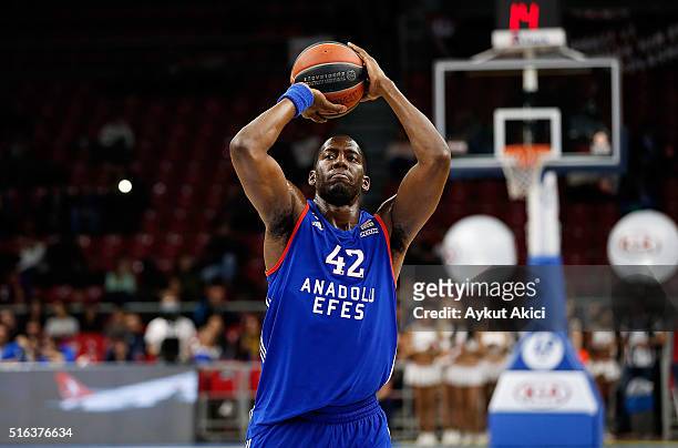 Bryant Dunston, #42 of Anadolu Efes Istanbul in action during the 2015-2016 Turkish Airlines Euroleague Basketball Top 16 Round 11 game between...