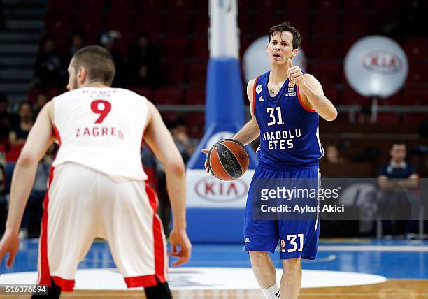 Thomas Heurtel, #31 of Anadolu Efes Istanbul in action during the 2015-2016 Turkish Airlines Euroleague Basketball Top 16 Round 11 game between...