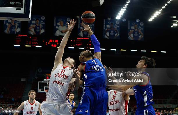 Alex Tyus, #2 of Anadolu Efes Istanbul in action during the 2015-2016 Turkish Airlines Euroleague Basketball Top 16 Round 11 game between Anadolu...