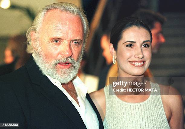 Anthony Hopkins and Mexican actress Julieta Rosen pose for photographers upon their arrival at the Tri Star premiere of "The Mask of Zorro" 10 July...