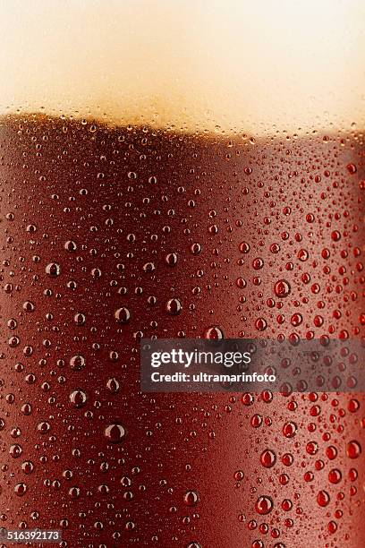 kaltes bier hintergründe - real ale stock-fotos und bilder