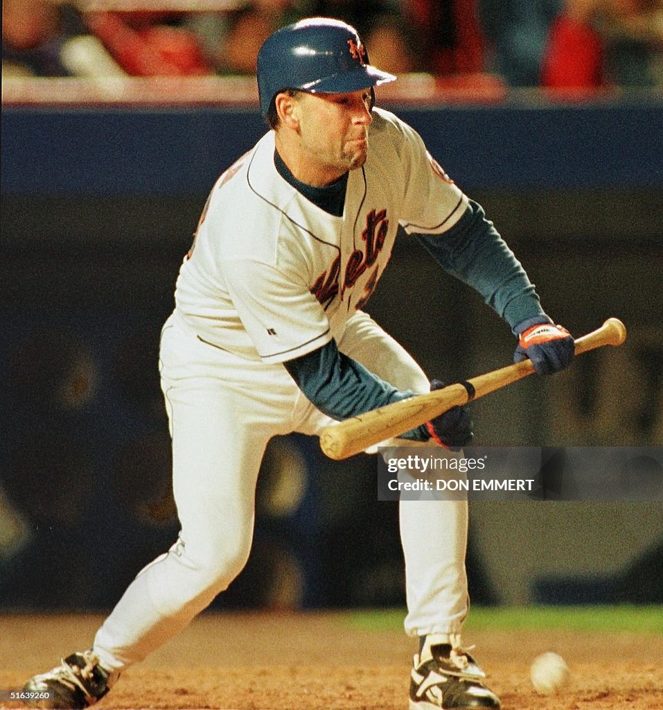 New York Mets' pitcher Rick Reed lays down a scari