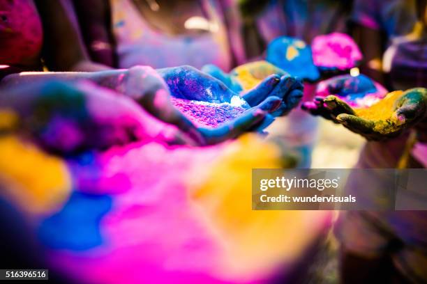 fotografia de grupo de mãos segurando holi em pó - holi - fotografias e filmes do acervo