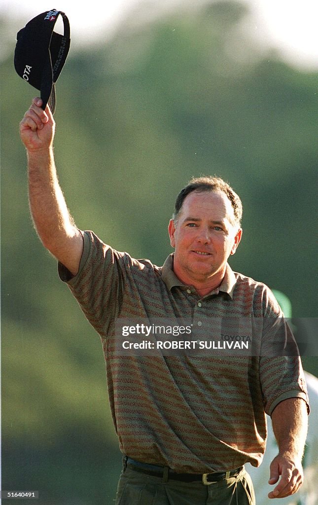 Mark O'Meara of the US waves to the crowd after ma