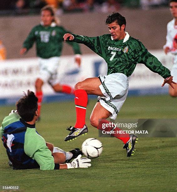 Ramone Rameriz Mexico's Ramon Ramirez jumps over Peruvian goalkeeper Oscar Ibanez ...
