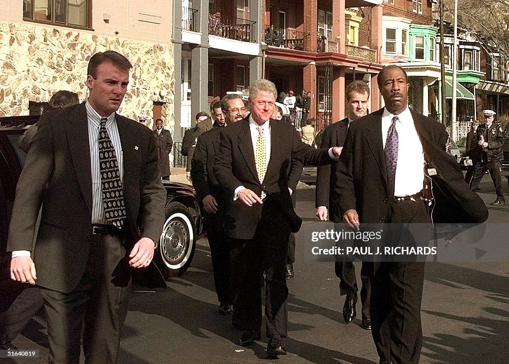 US President Bill Clinton (C) and his contingent o