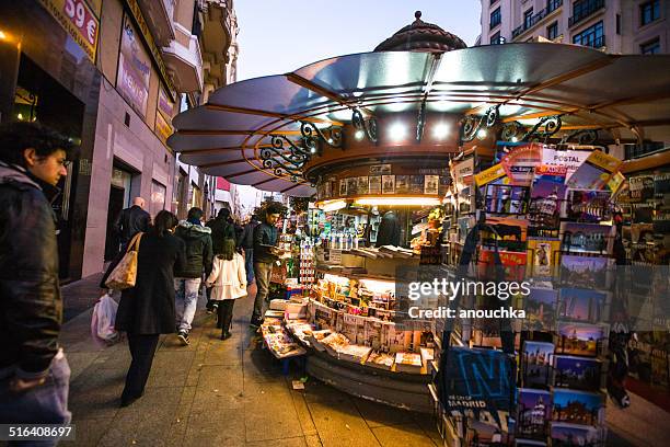 la tienda de regalos y puesto de periódicos en madrid street - editorial fotografías e imágenes de stock