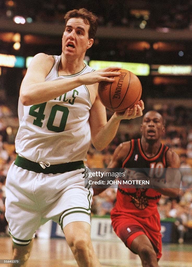 Boston Celtics #40 Travis Knight drives to the bas