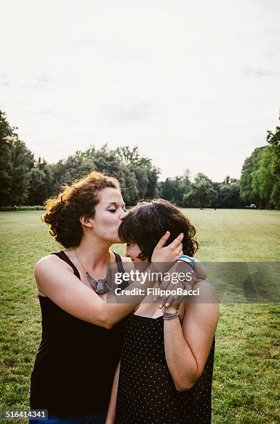 young couple at the park - vintage lesbian photos 個照片及圖片檔