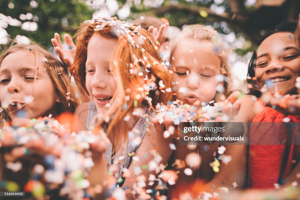 Papel confeti colorido ser soplado que se encuentra en la cámara de los niños