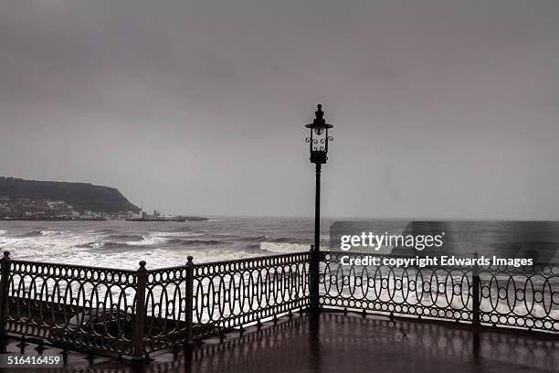 stormy seafront - scarborough reino unido fotografías e imágenes de stock