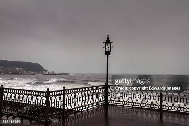 stormy seafront - scarborough uk 個照片及圖片檔