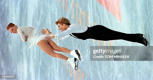 Todd Sand lifts his wife Jenni Meno as they perform in the championship pairs competition 07 January in the 1998 US Figure Skating Championships in...