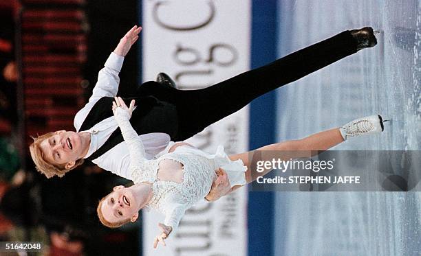 Jenni Meno and her husband Todd Sand perform in the championship pairs competition 07 January in the 1998 US Figure Skating Championships in...