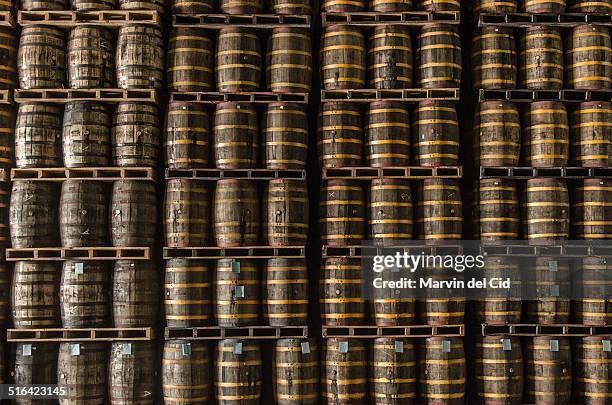 barrels of rum - rum stockfoto's en -beelden