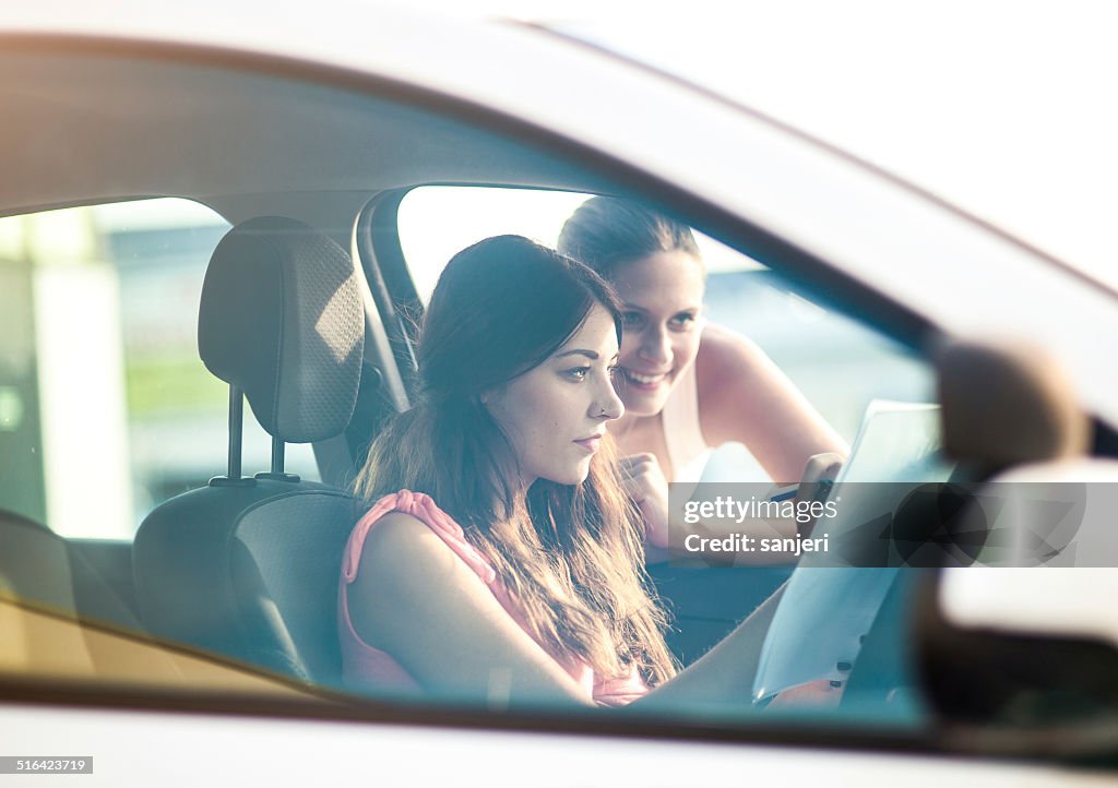 Junge Frau und Trainer mit dem Auto