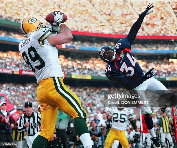 Green Bay Packers tight end Mark Chmura makes a touchdown catch as Denver Broncos defender Tyrone Braxton tries to knock it down in the second...