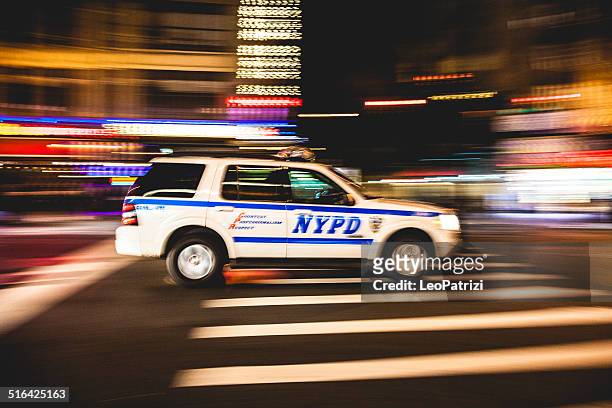 警察の車ニューヨークタイムズスクエアで - new york city police department ストックフォトと画像