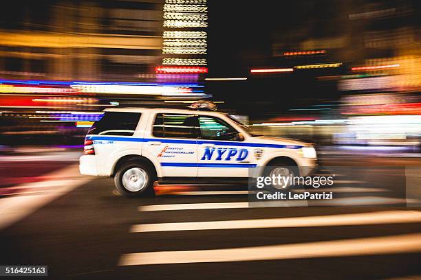 new york police department car in times square - new york city police department 個照片及圖片檔