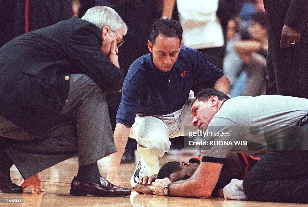 New York Knicks guard Chris Childs (on ground) is