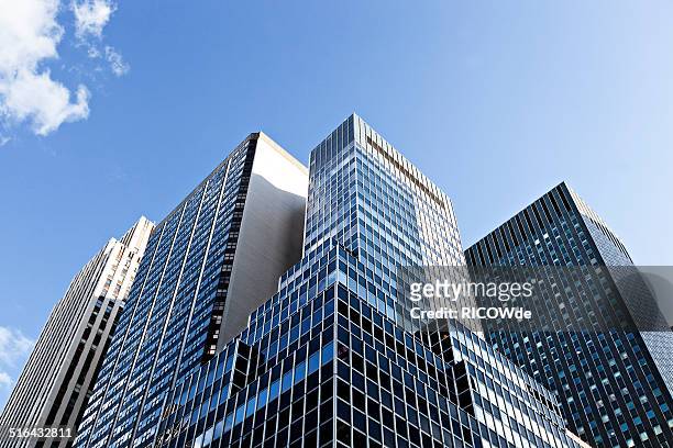 office tower in new york city - buildings looking up stockfoto's en -beelden