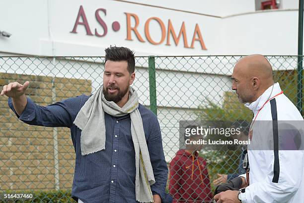 Former goalkeeper Alexander Doni cheers AS Roma coach Luciano Spalletti during an AS Roma training session at Centro Sportivo Fulvio Bernardini on...