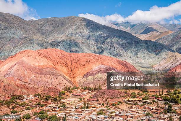 cerro de los siete colores in purmamarca, northern argentina - cerro de los siete colores stock-fotos und bilder