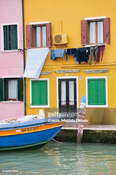 brightly painted home on the island of burano, italy - venizia stock pictures, royalty-free photos & images