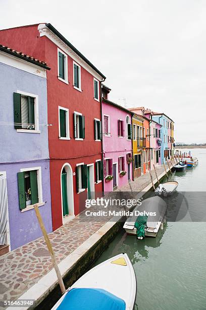 fishermans cottages, burano venice, italy - venizia stock pictures, royalty-free photos & images