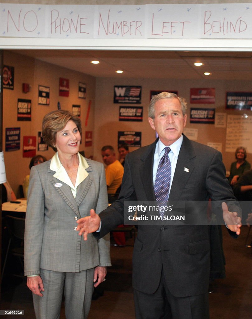 US President George W. Bush (R)speaks to