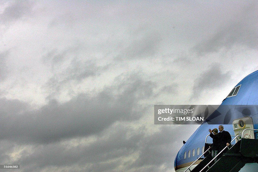 US President George W. Bush(R) joined by