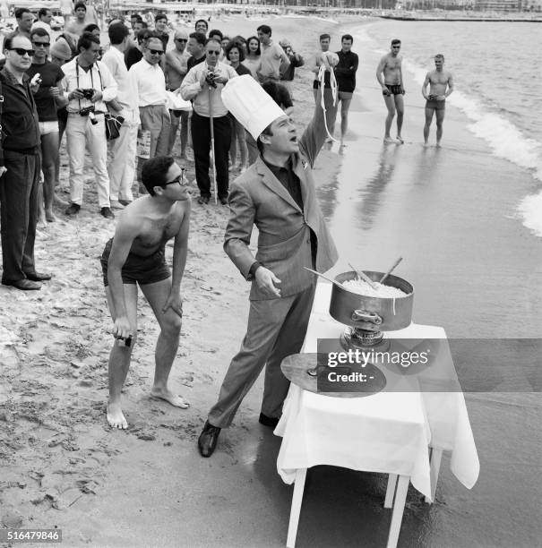 Italian actor Ugo Tognazzi is cooking on the beach during the 15th Cannes Film Festival in Cannes, on May 2, 1964.