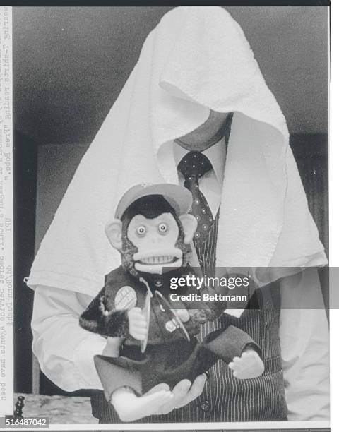 Pensacola, Fla.: The unknown kidnapper of Agent Bobo, the mascot of the Secret Service Agents guarding GOP hopeful Ronald Reagan holds his victim....